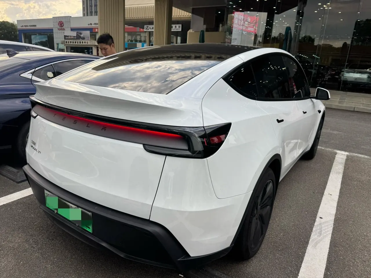 Tesla 2026 Model Y Long Range Rear-Wheel-Drive Automatic 6