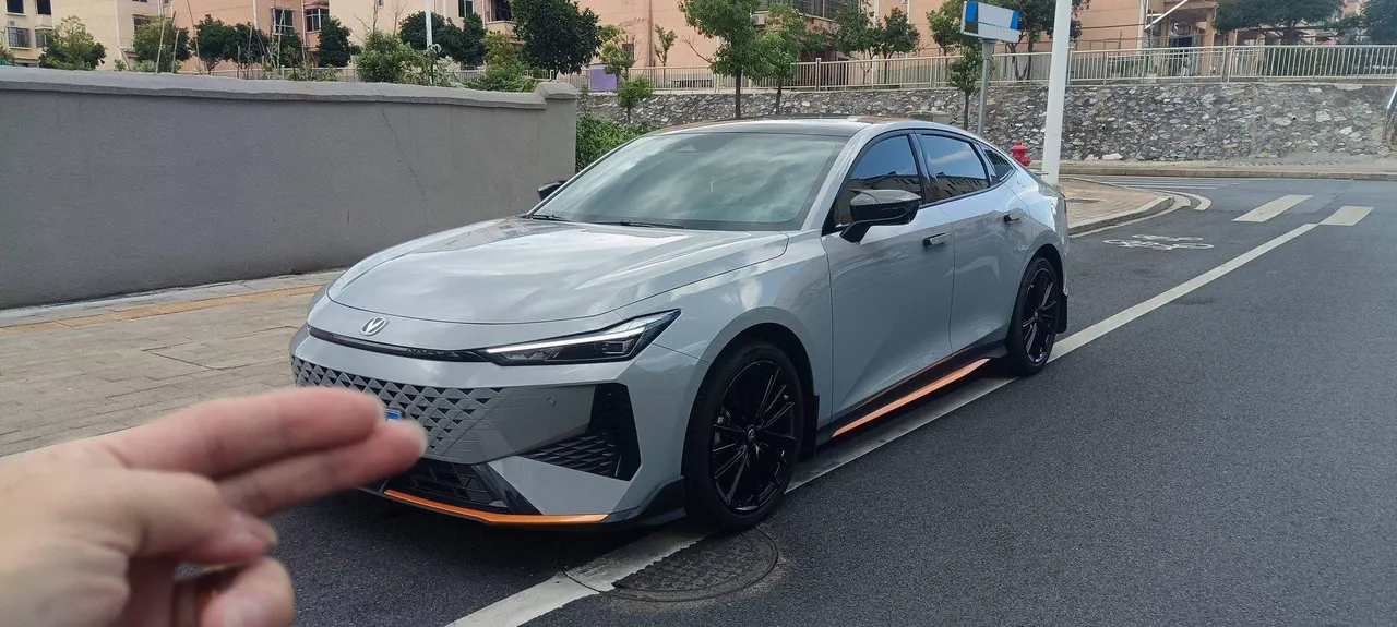 ChangAn 2024 UNI-V 1.5T Prestige Automatic - View 1