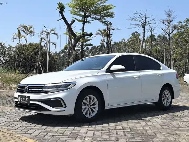 Open image lightbox: Bora 2023 200TSI DSG Smooth Edition
