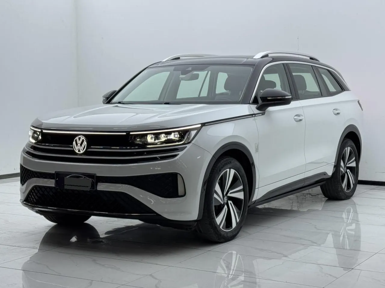 打开图片灯箱:Volkswagen 2023 model tour R-Line 2.0TSI 380TSI four-wheel drive parade version automatic gear