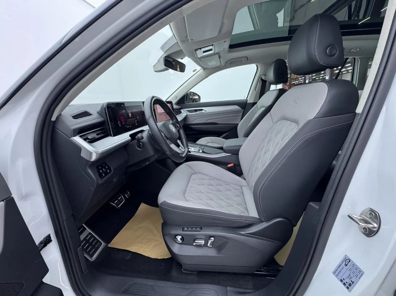 Volkswagen 2023 model tour R-Line 2.0TSI 380TSI four-wheel drive parade version automatic gear 11