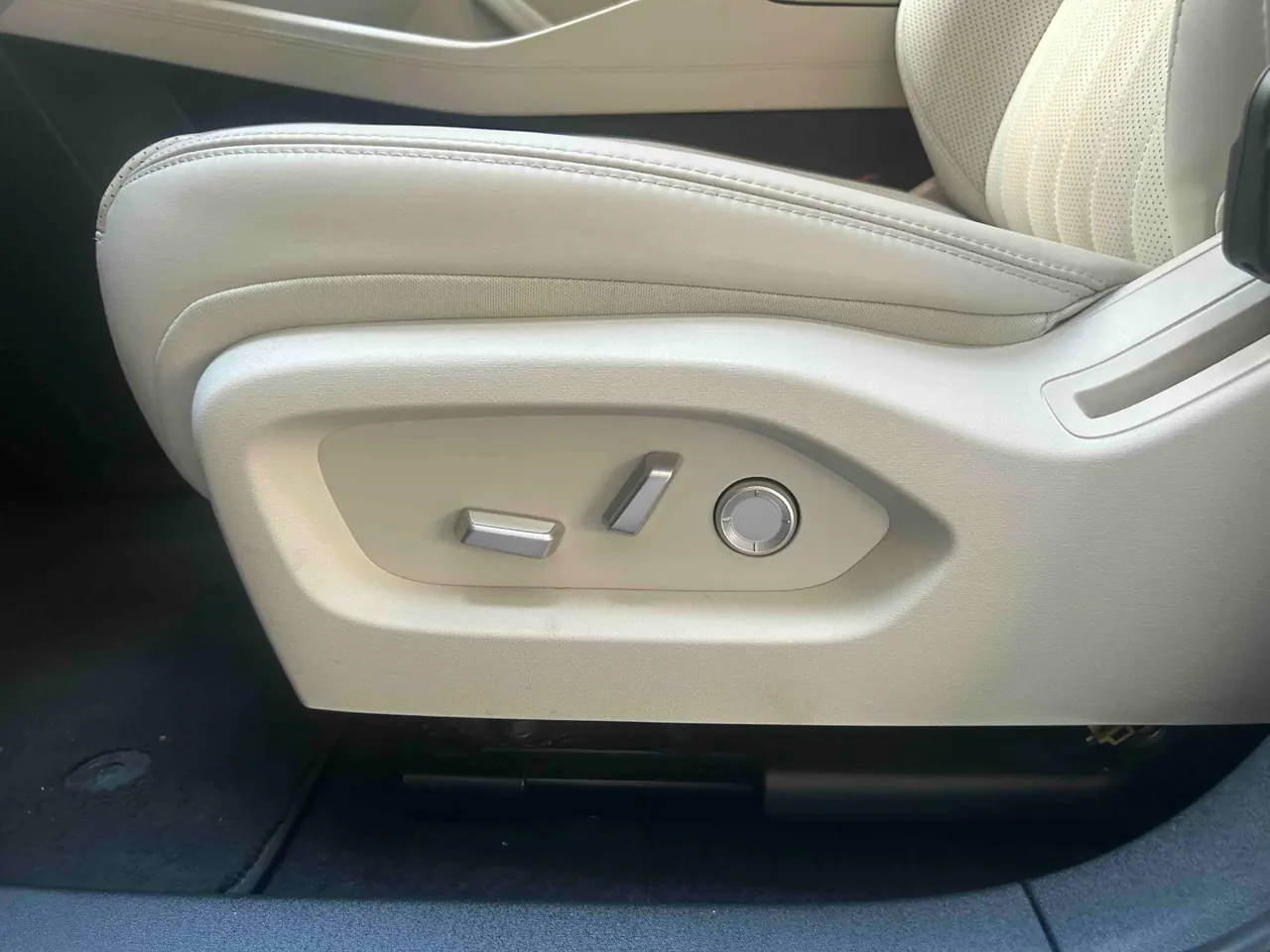ONVO 2025 L60 60kWh four-wheel drive version automatic gear 13