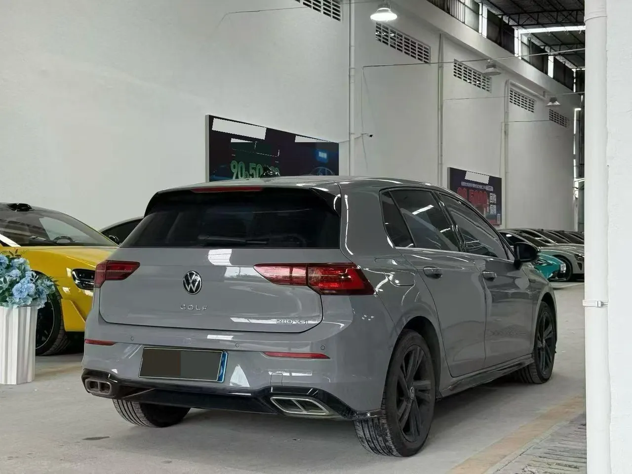 Volkswagen 2023 Golf 8 R-Line 1.4TSI 280TSI Lite Automatic 9