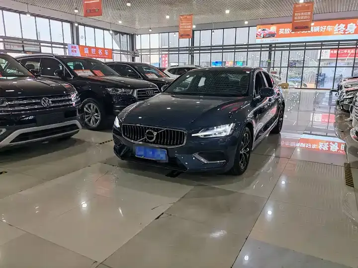 Volvo S60 2022 B4 Zhiyi Deluxe Edition - View 1