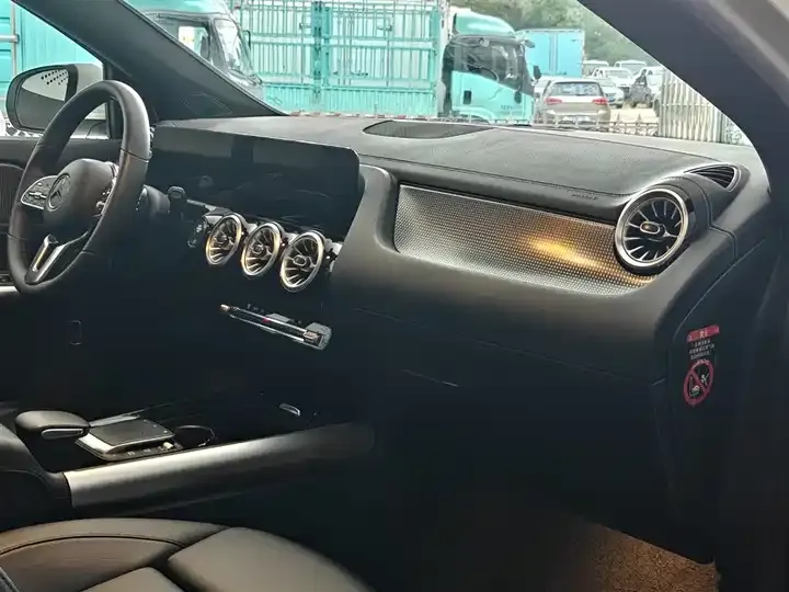 Mercedes Benz GLA 2023 GLA 220 11