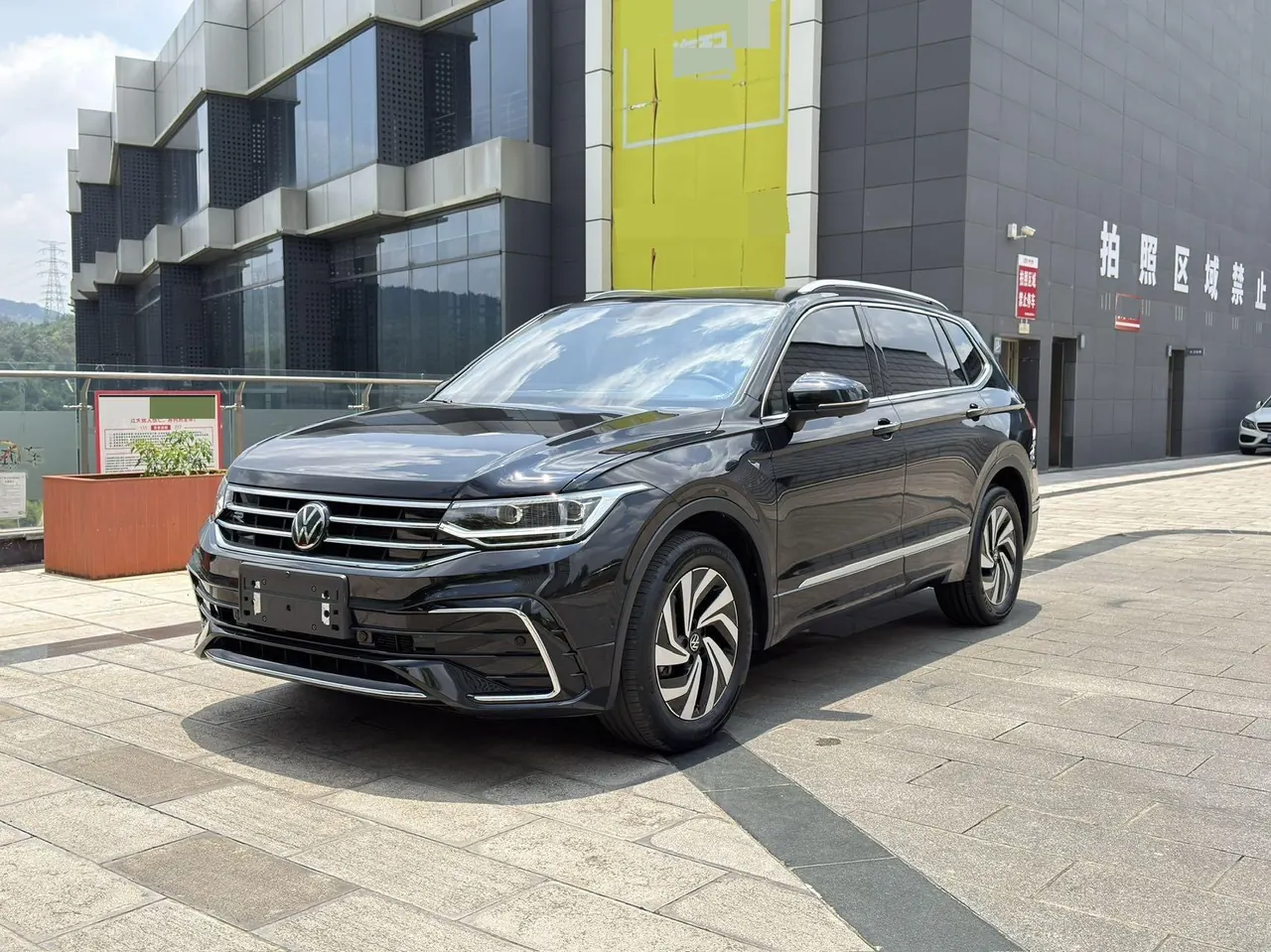 Open image lightbox: Volkswagen 2024 Tiguan L R-Line 2.0TSI 330TSI Two‑wheel‑drive R‑Line Dragon Glory Edition Automatic