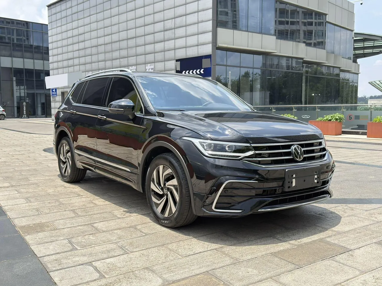 Volkswagen 2024 Tiguan L R-Line 2.0TSI 330TSI Two‑wheel‑drive R‑Line Dragon Glory Edition Automatic 3