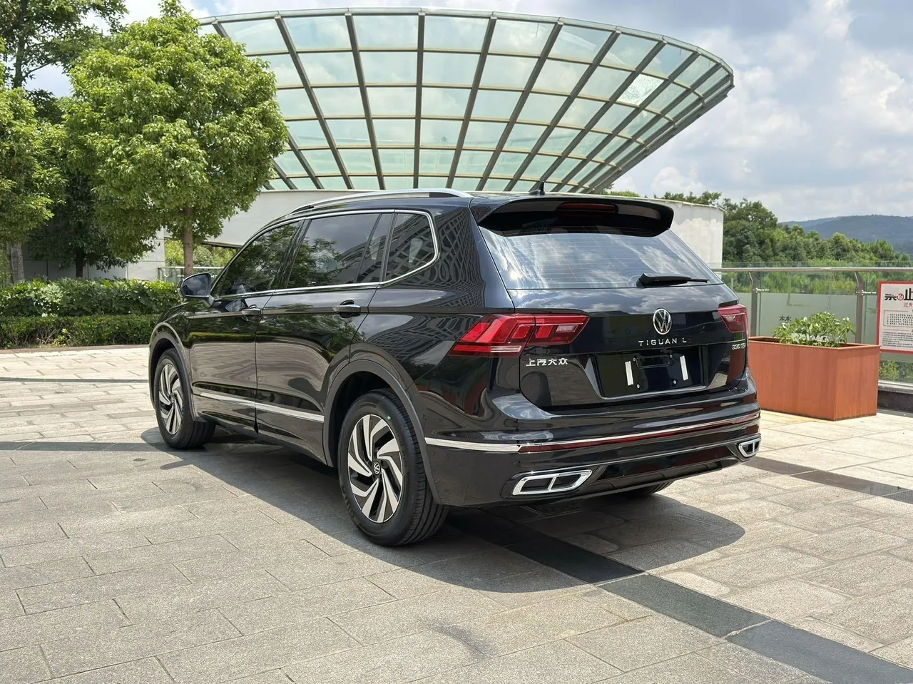Volkswagen 2024 Tiguan L R-Line 2.0TSI 330TSI Two‑wheel‑drive R‑Line Dragon Glory Edition Automatic 5