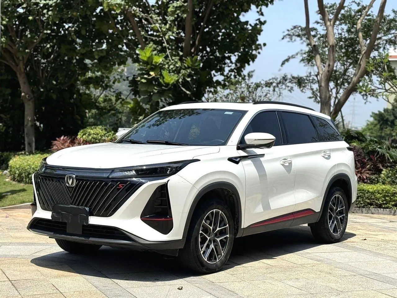 Открыть галерею: ChangAn 2022 CS75 PLUS 1.5T Honorable Automatic Gear