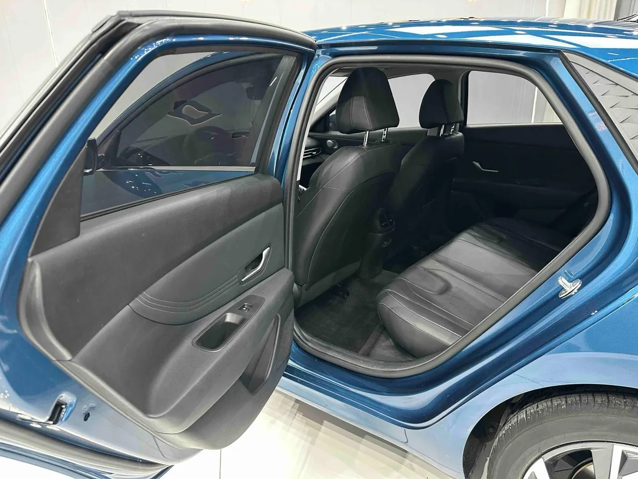 Hyundai 2023 Elantra -3-compartment 1.5 stepless LUX premium automatic gear 10