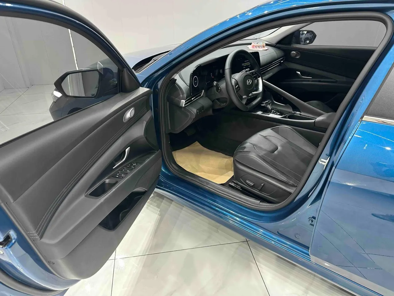 Hyundai 2023 Elantra -3-compartment 1.5 stepless LUX premium automatic gear 16