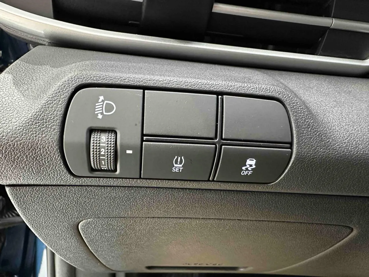 Hyundai 2023 Elantra -3-compartment 1.5 stepless LUX premium automatic gear 17