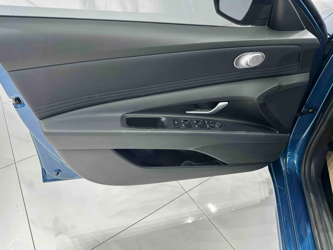 Hyundai 2023 Elantra -3-compartment 1.5 stepless LUX premium automatic gear 6