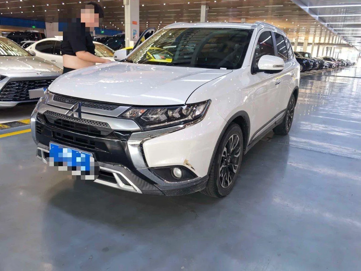 Open image lightbox: Mitsubishi 2020 Outlander 2.4 stepless four-wheel drive to enjoy the version of 7-seat automatic gear
