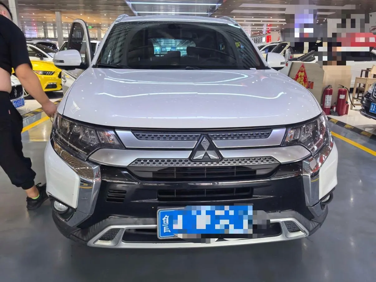 Mitsubishi 2020 Outlander 2.4 stepless four-wheel drive to enjoy the version of 7-seat automatic gear 2