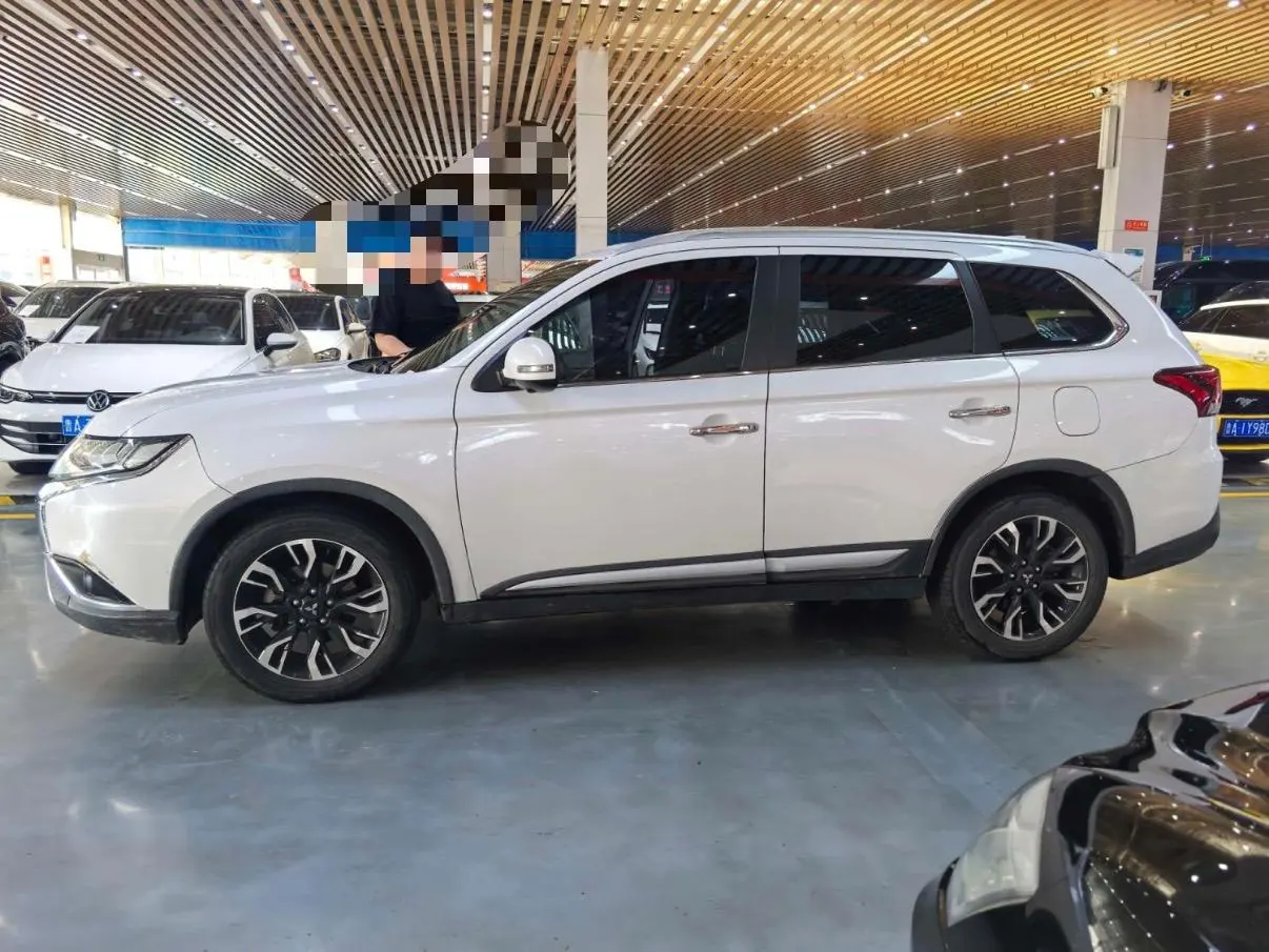Mitsubishi 2020 Outlander 2.4 stepless four-wheel drive to enjoy the version of 7-seat automatic gear 3