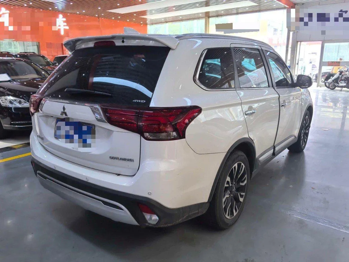 Mitsubishi 2020 Outlander 2.4 stepless four-wheel drive to enjoy the version of 7-seat automatic gear 4
