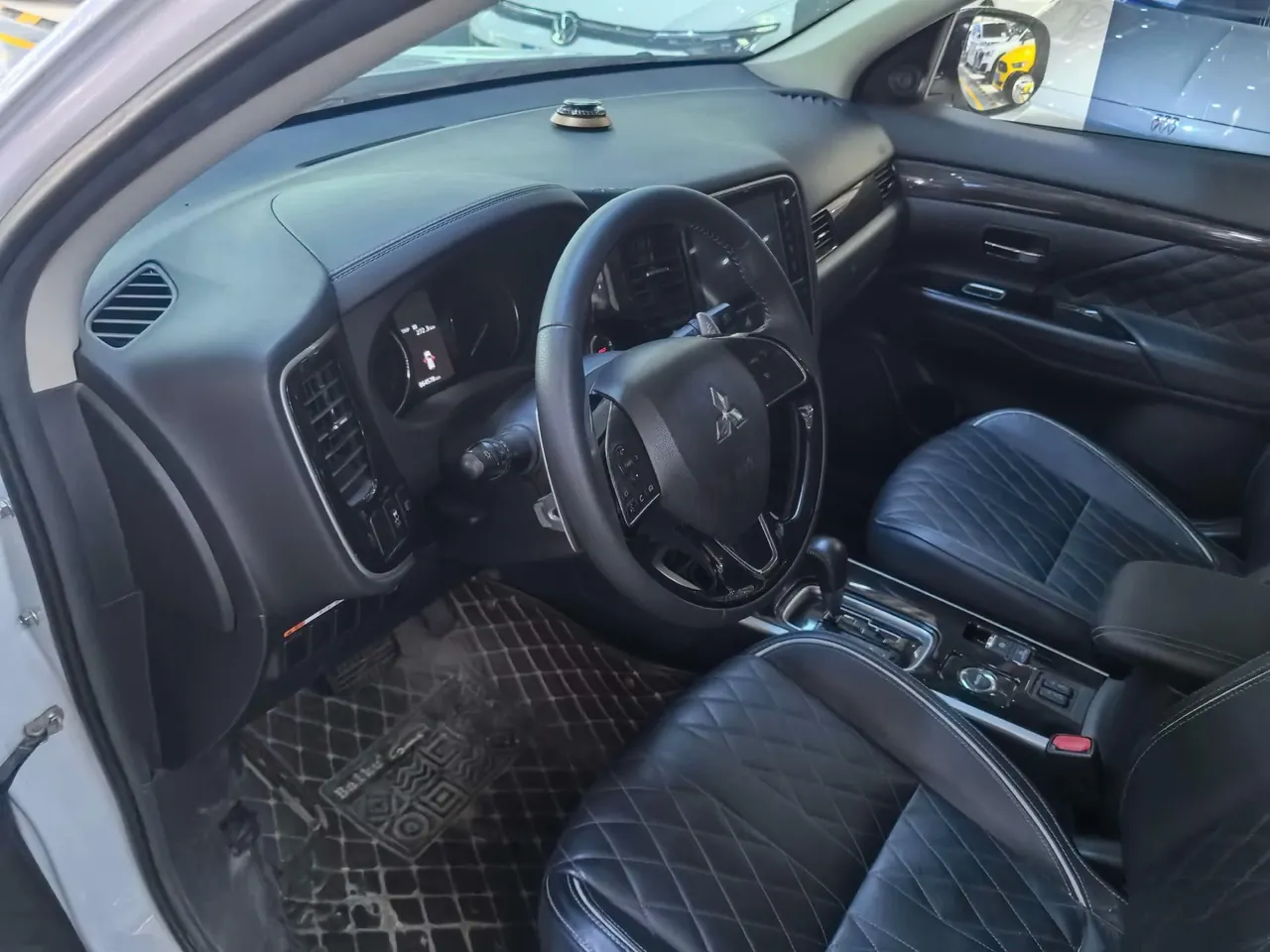 Mitsubishi 2020 Outlander 2.4 stepless four-wheel drive to enjoy the version of 7-seat automatic gear 5