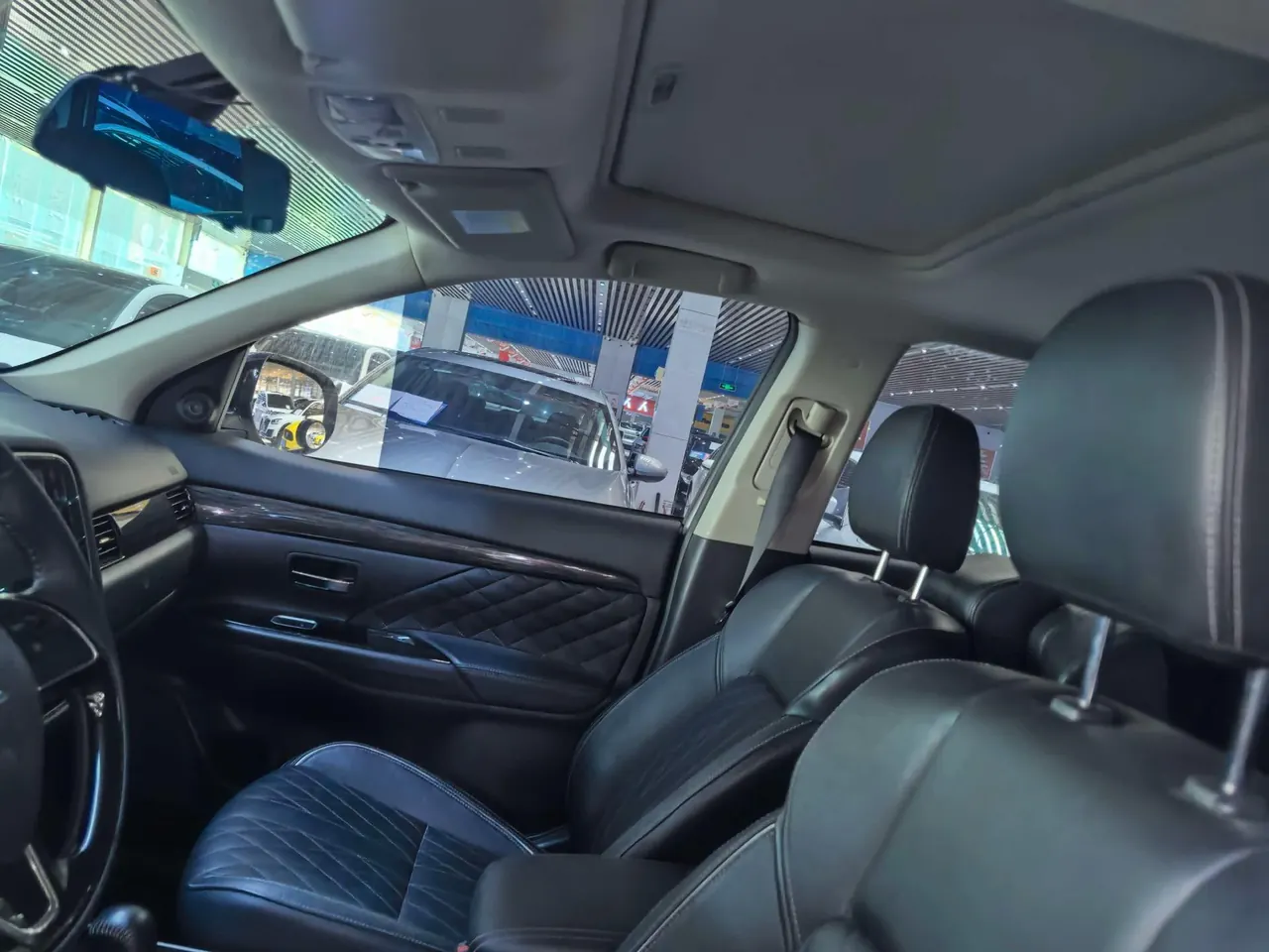 Mitsubishi 2020 Outlander 2.4 stepless four-wheel drive to enjoy the version of 7-seat automatic gear 6
