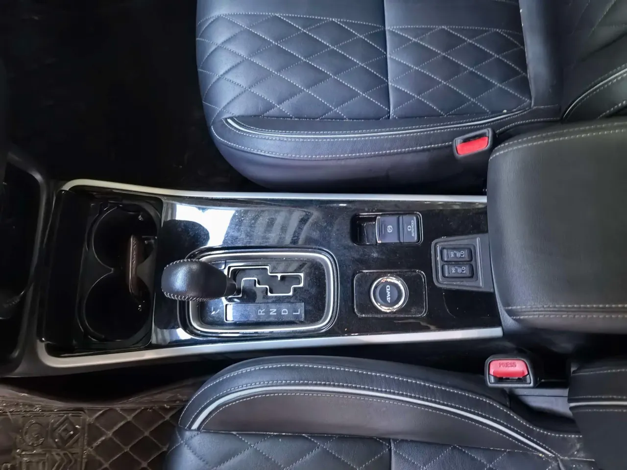 Mitsubishi 2020 Outlander 2.4 stepless four-wheel drive to enjoy the version of 7-seat automatic gear 7