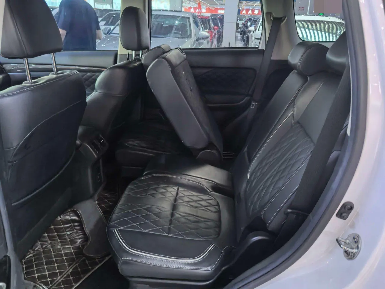 Mitsubishi 2020 Outlander 2.4 stepless four-wheel drive to enjoy the version of 7-seat automatic gear 8