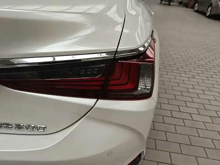 Lexus ES 2023 200 Excellence Edition 8