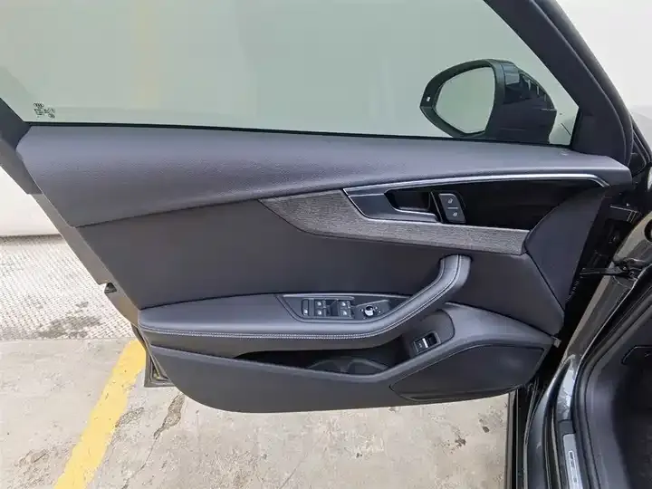 Audi A4L 2023 40 TFSI Deluxe Dynamic 12