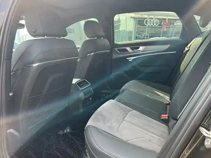 Audi A6L 2023 40 TFSI Deluxe Dynamic 6