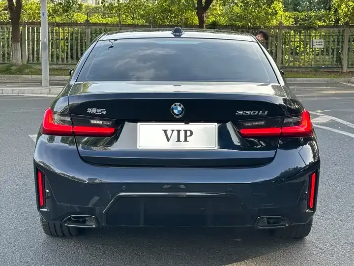 BMW 3 Series 2026 330Li M Sports Obsidian Night Suit 4