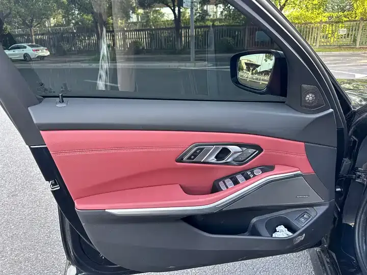 BMW 3 Series 2026 330Li M Sports Obsidian Night Suit 9