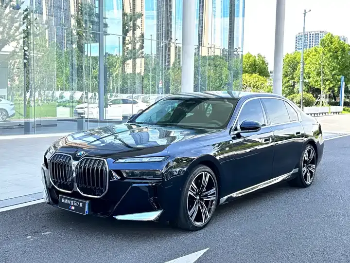 Открыть галерею: BMW 7 Series 2023 740Li Leading M Sports Suit