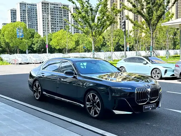BMW 7 Series 2023 740Li Leading M Sports Suit 3