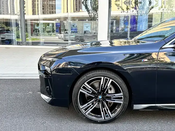 BMW 7 Series 2023 740Li Leading M Sports Suit 4