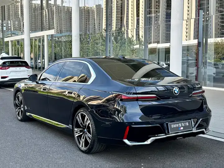 BMW 7 Series 2023 740Li Leading M Sports Suit 6