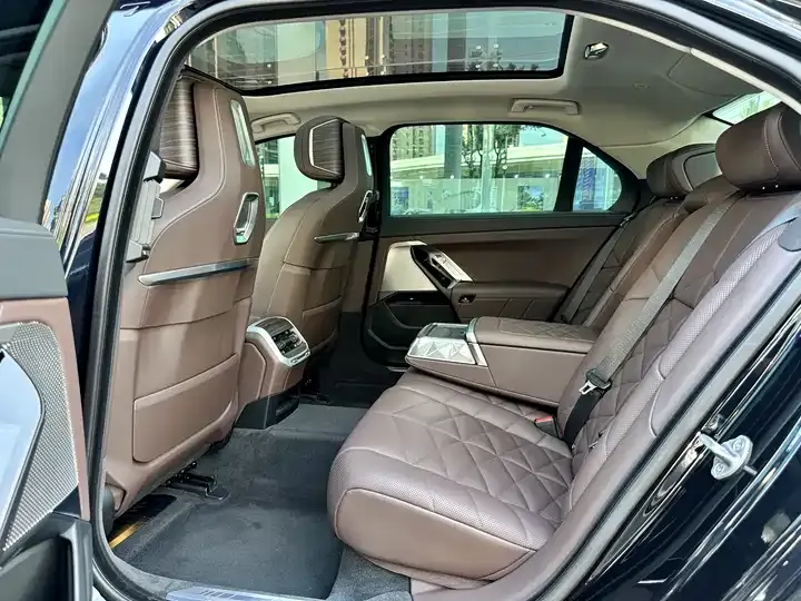 BMW 7 Series 2023 740Li Leading M Sports Suit 9