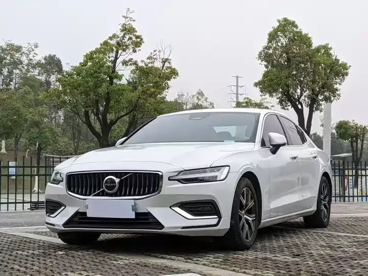 Volvo S60 2022 B4 Zhiyi Deluxe Edition - View 1