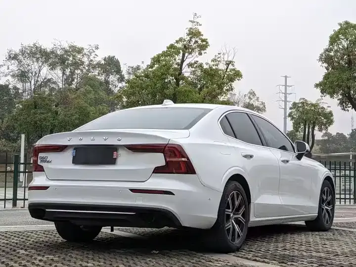 Volvo S60 2022 B4 Zhiyi Deluxe Edition 9