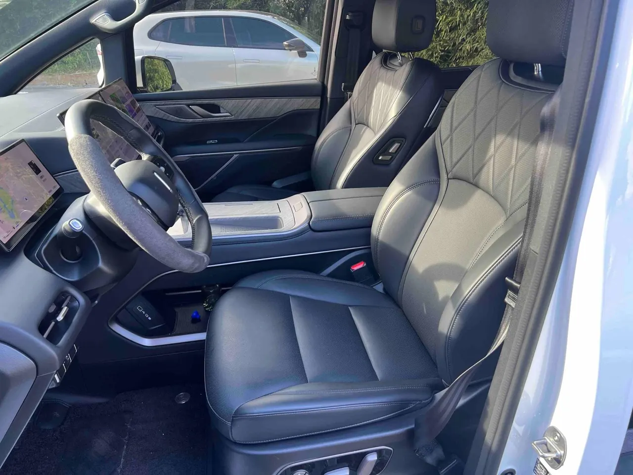 WEY 2025 Mountain 7 Hi4 1.5T Four-wheel Drive Edition Automatic Gear 3