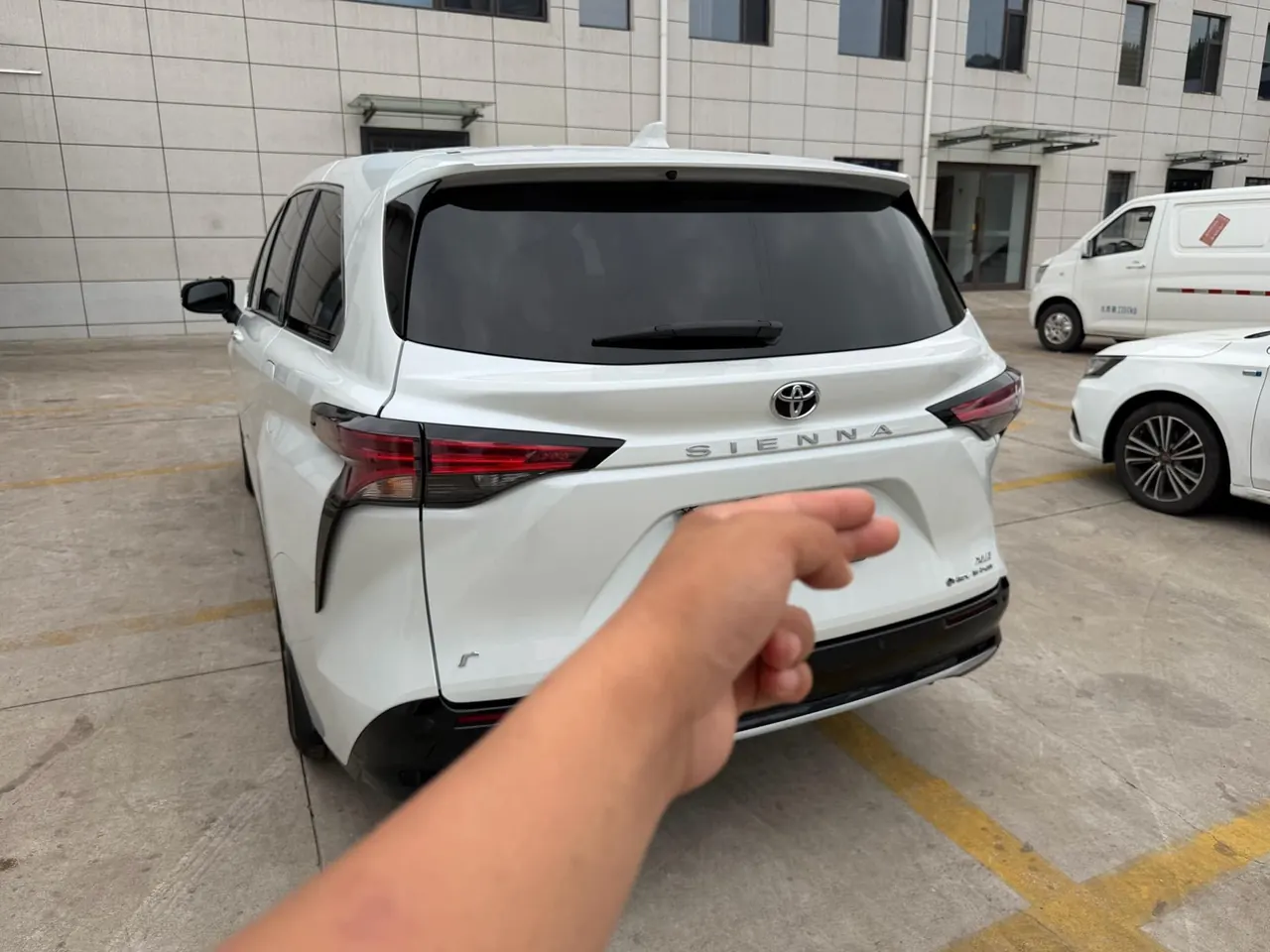 Toyota 2024 Sana 2.5 Stepless Four-wheel Drive Deluxe Edition Automatic Transmission 7