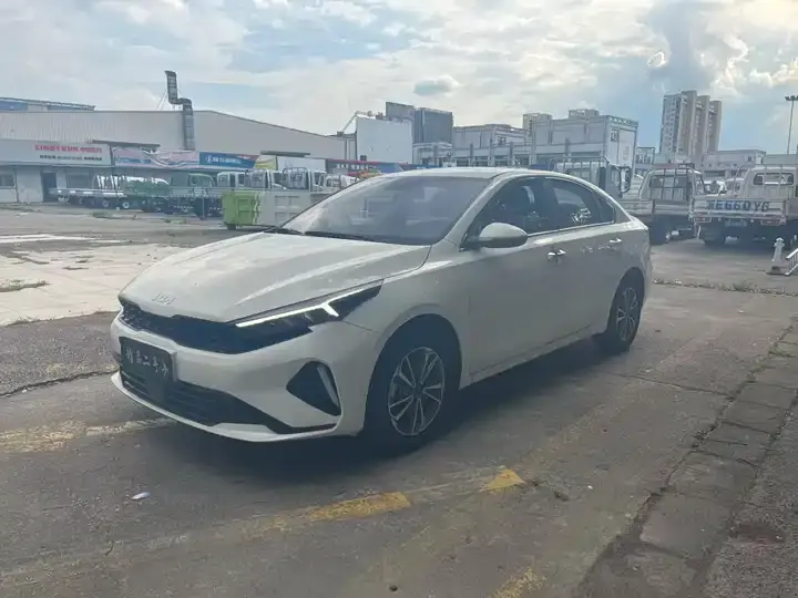 Открыть галерею: Kia K3 2023 1.5L CVT Deluxe Edition