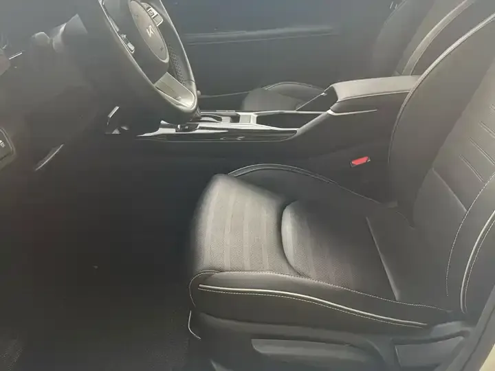 Kia K3 2023 1.5L CVT Deluxe Edition 4