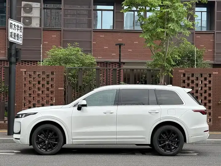 Li ONE 2020 extended 6-seat version 2