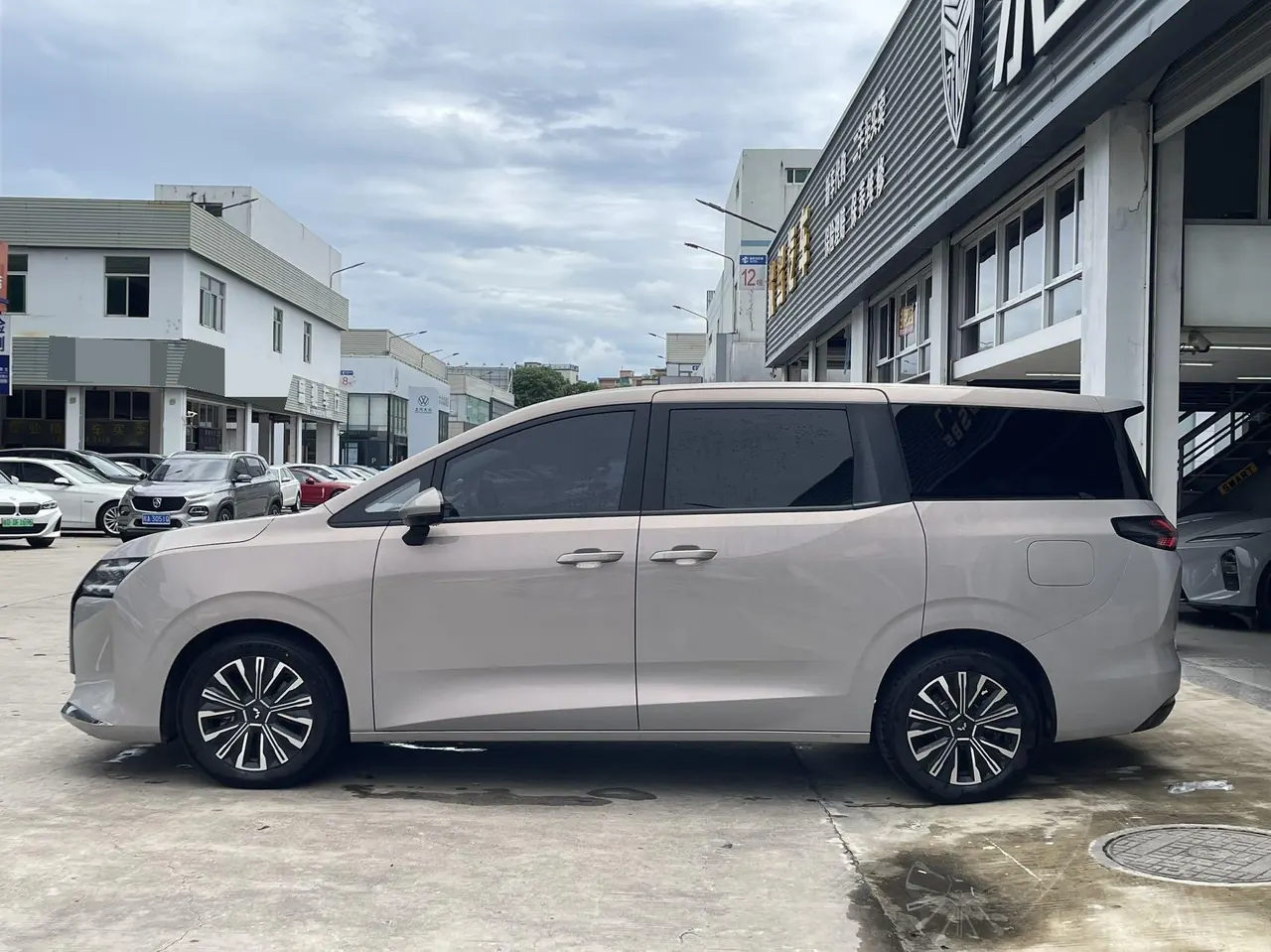 WuLing 2025 Starlight 730 1.5 Stepless 125km Luxury Automatic Transmission 8