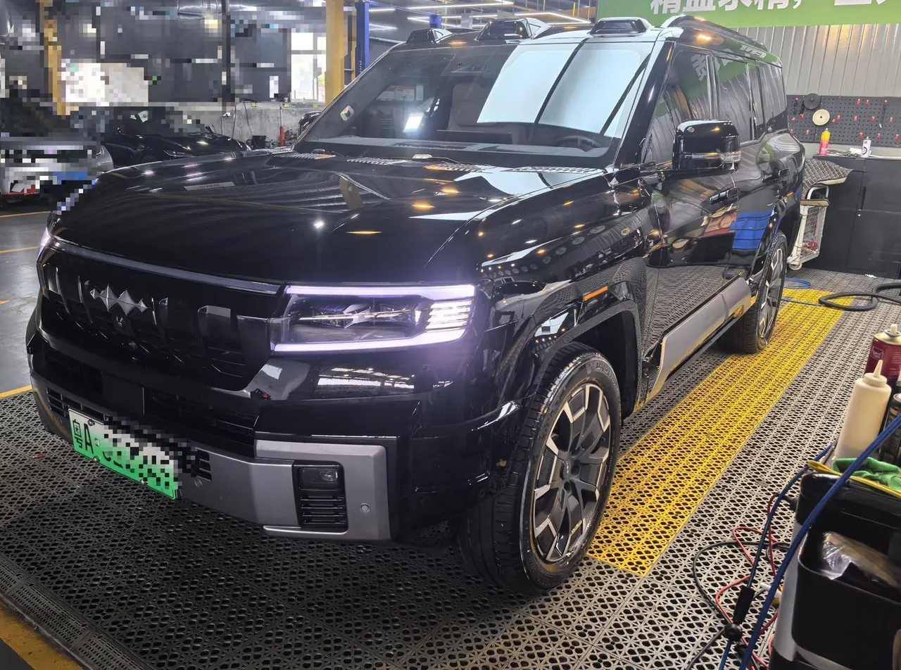 Открыть галерею: FangChengBao 2025 Leopard 8 2.0T Stepless Zhiyong Flagship Edition 7-seat Automatic Gear