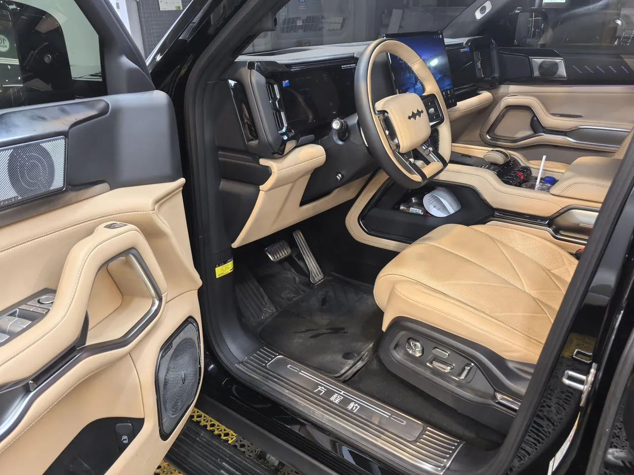 FangChengBao 2025 Leopard 8 2.0T Stepless Zhiyong Flagship Edition 7-seat Automatic Gear 2