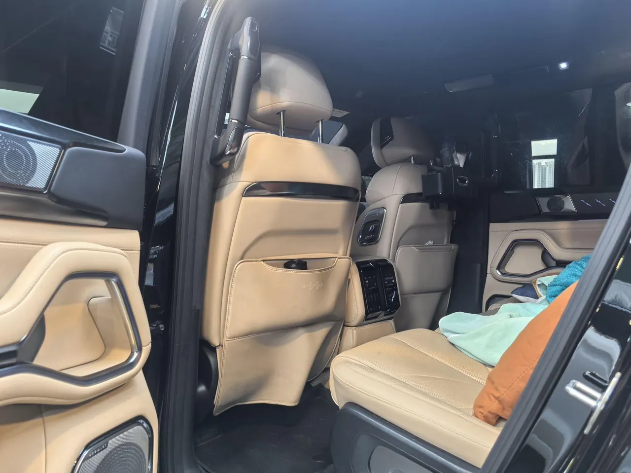FangChengBao 2025 Leopard 8 2.0T Stepless Zhiyong Flagship Edition 7-seat Automatic Gear 3
