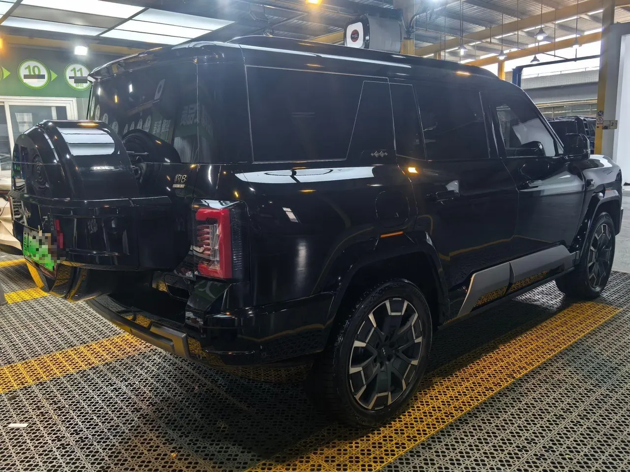 FangChengBao 2025 Leopard 8 2.0T Stepless Zhiyong Flagship Edition 7-seat Automatic Gear 5