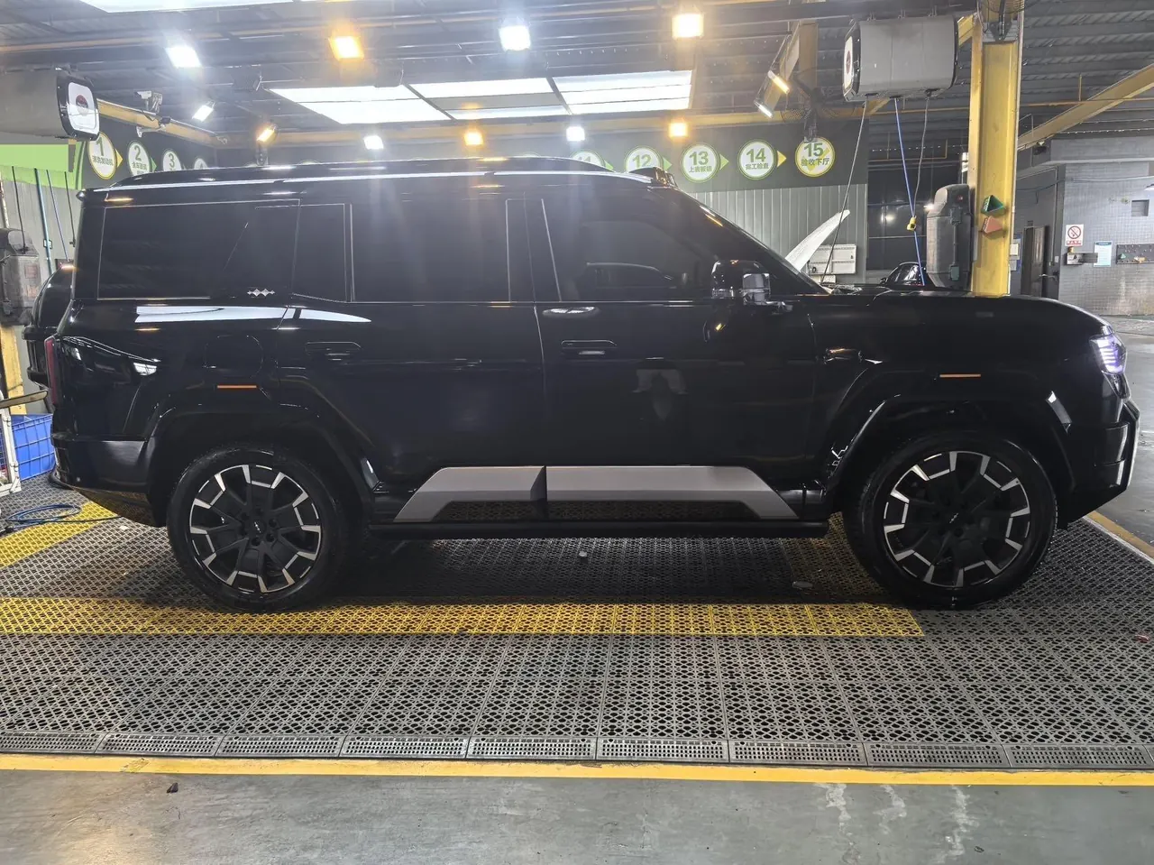 FangChengBao 2025 Leopard 8 2.0T Stepless Zhiyong Flagship Edition 7-seat Automatic Gear 6