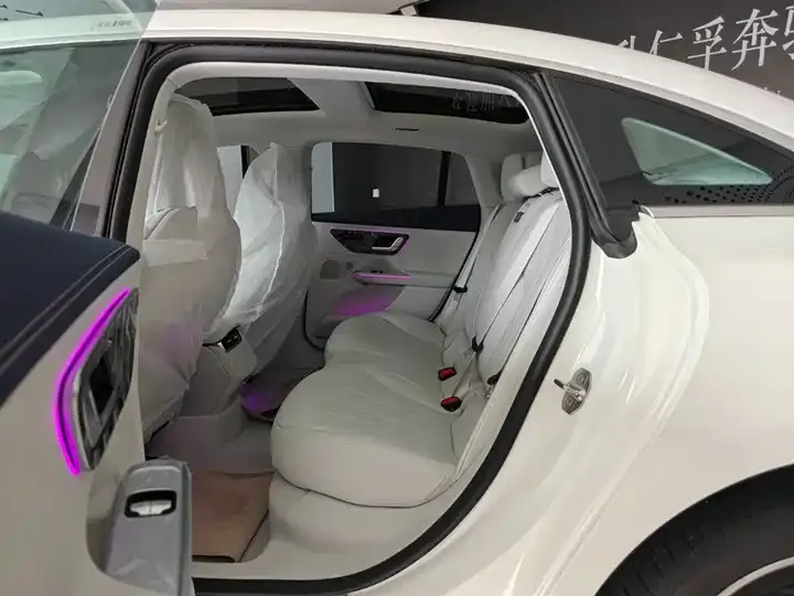 Mercedes Benz EQE 2025 500 4MATIC Deluxe Edition 10