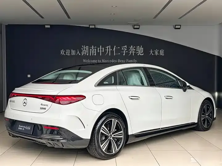 Mercedes Benz EQE 2025 500 4MATIC Deluxe Edition 3